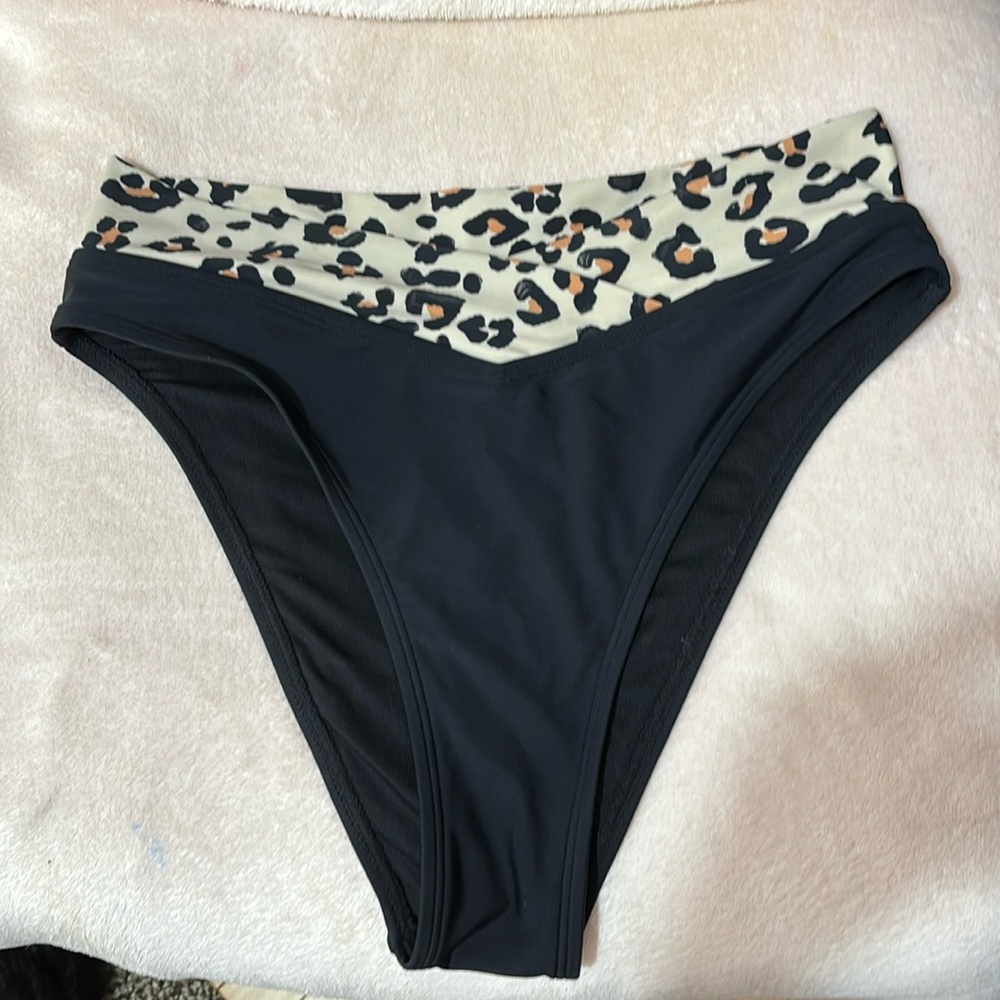 Leopard and black v front bikini bottom. Size small. Only worn once.